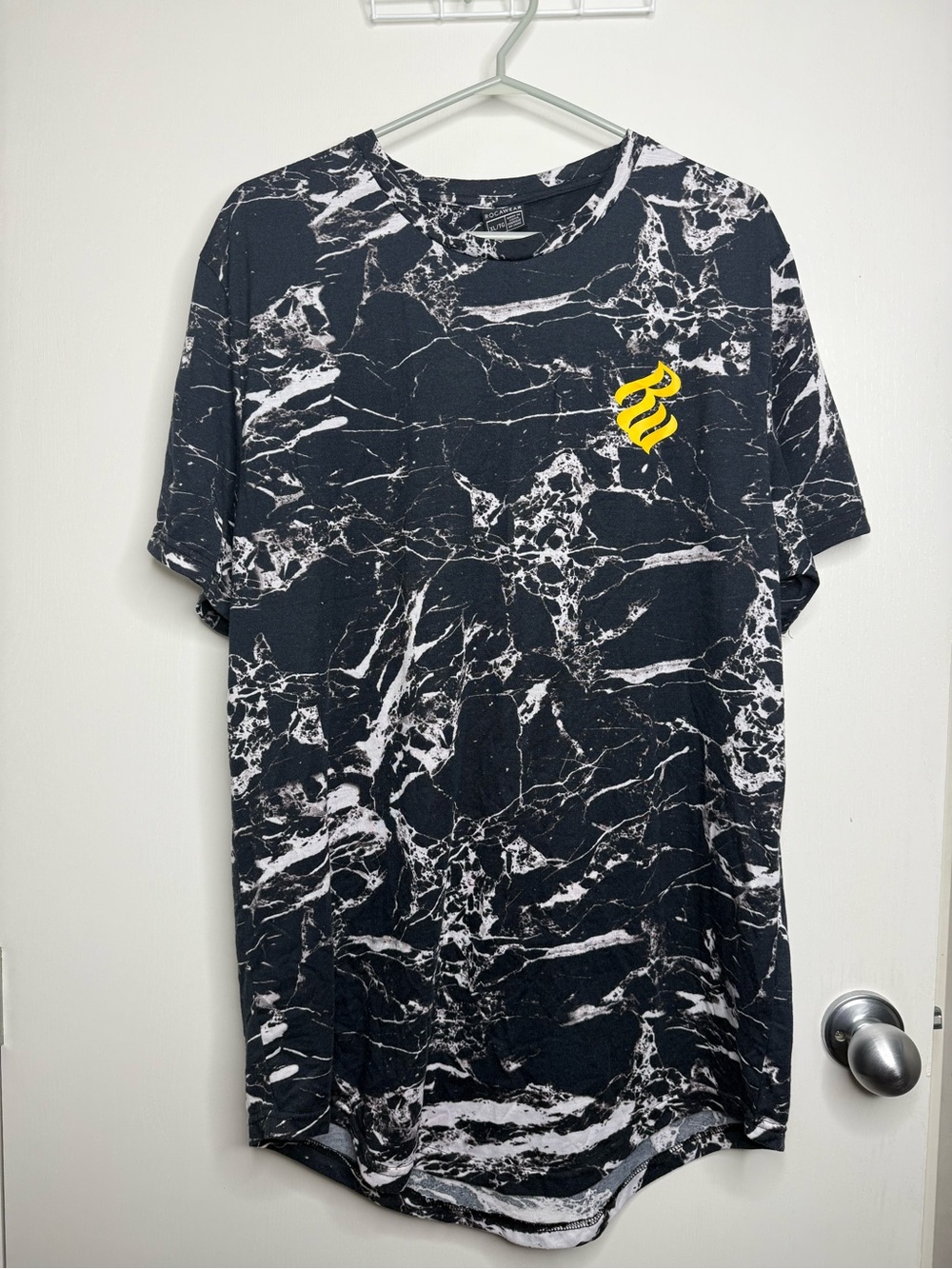 Y2K Rocawear Men's Black Marble-Print Short Sleeve Tee with Yellow Emblem